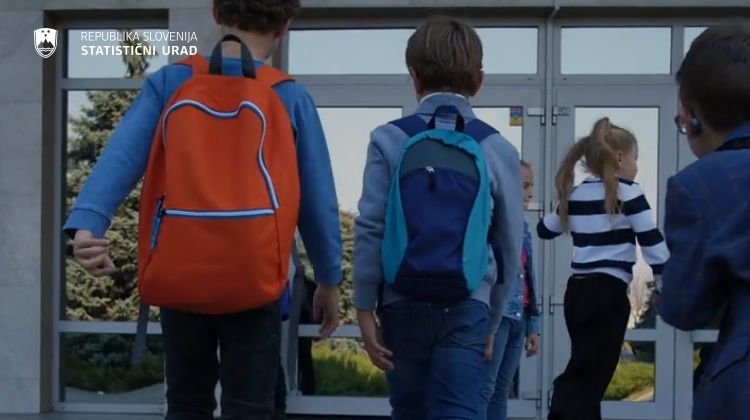 otroci pred vhodom v šolo