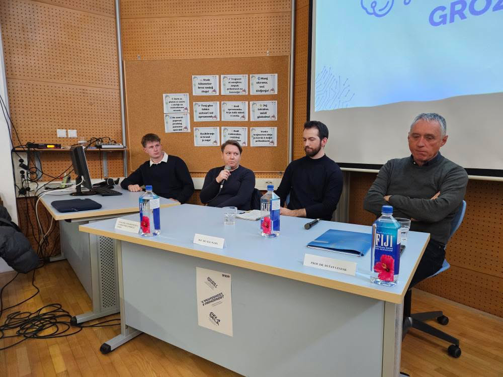 Premišljeno sodelovanje z orodji umetne inteligence postaja pomemben del digitalnih komptenc in dijaki bi morali del teh spretnosti razviti tudi v šoli.