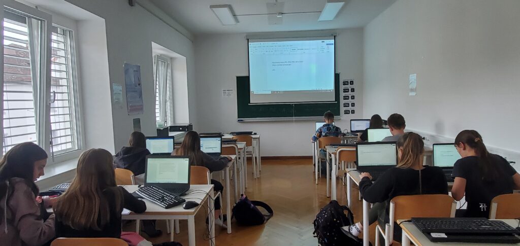 Učenci pri delu na računalnikih