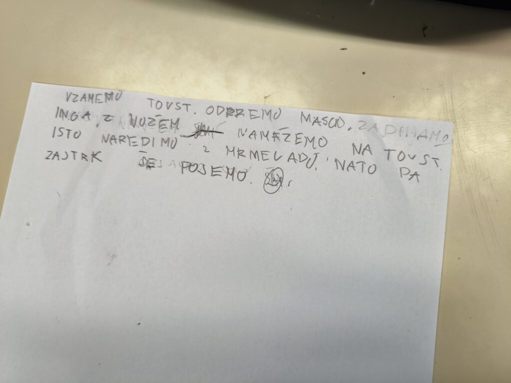 Navodilo za pripravo toast kruhka z maslom in marmelado.